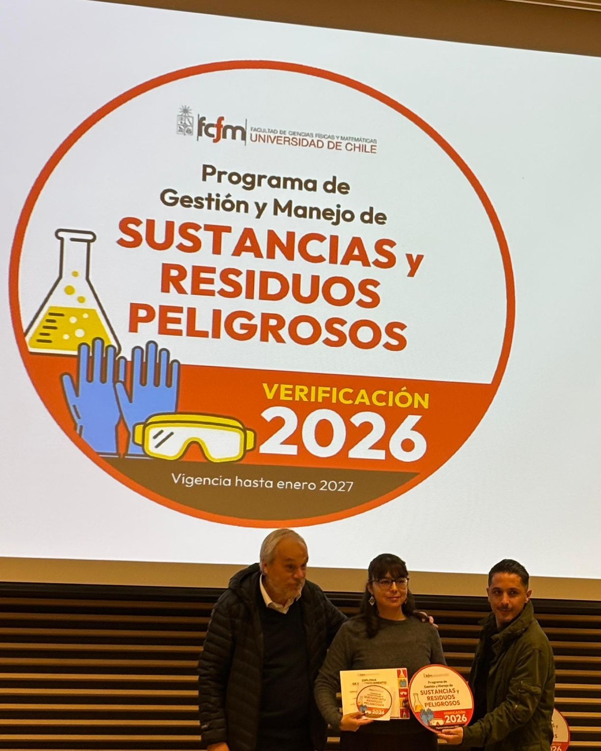 Estivalia Valverde en representación del laboratorio de Fluidodinámica y Procesos recibiendo el reconocimiento por 100% de cumplimiento del Programa de Gestión y Manejo de Sustancias y Residuos Peligrosos en los plazos del ciclo 2025